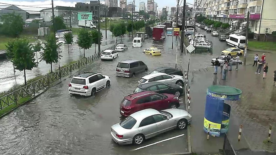 Вода залила улицы города, превратив их в реки 