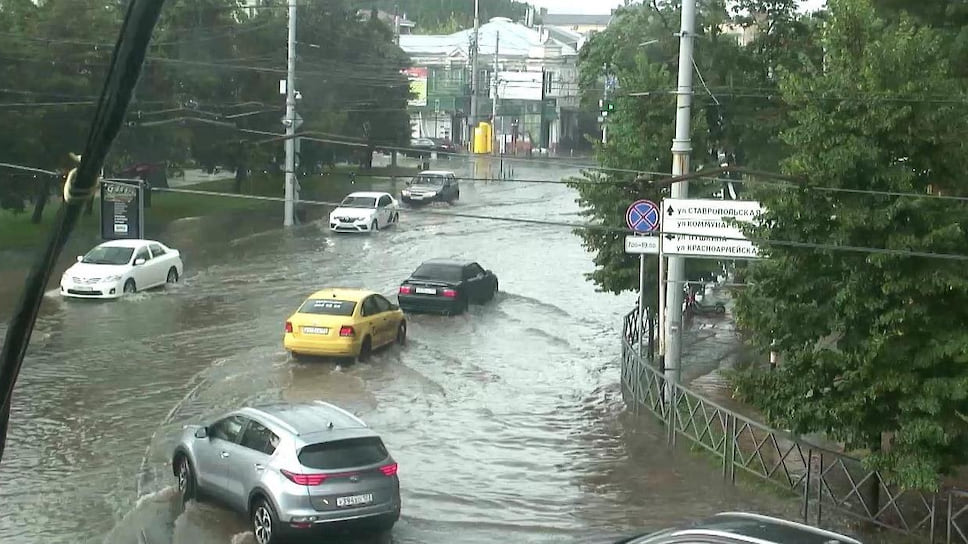 Вода залила улицы города, превратив их в реки 