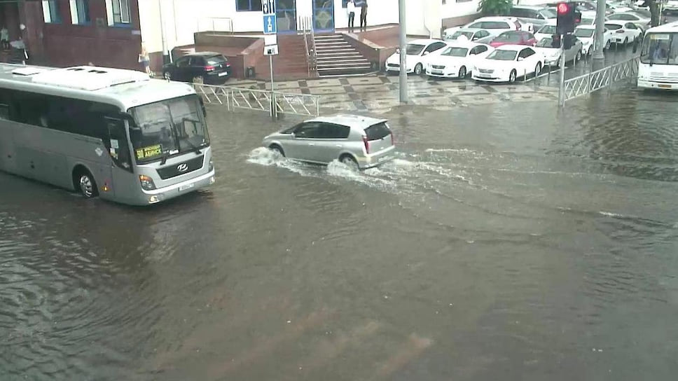 Вода залила улицы города, превратив их в реки 