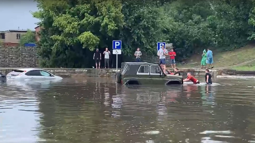 Днем 14 июля в Краснодаре прошел залповый ливень, в результате чего в очередной раз улицы города оказались затоплены. Встало движение общественного транспорта.