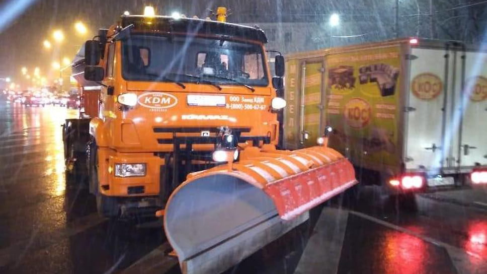 Всю ночь 21 декабря в Краснодаре работала спецтехника, которая убирала снег и посыпала наледь противогололедными материалами. 