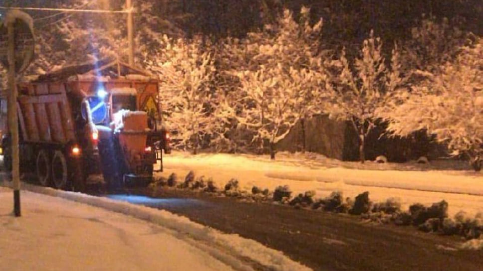 Всю ночь 21 декабря в Краснодаре работала спецтехника, которая убирала снег и посыпала наледь противогололедными материалами. 