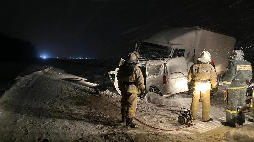 К сожалению, не обошлось без жертв: в ночь на 21 декабря из-за снега на дороге «Ладу “Ларгус”» вынесло на встречную полосу, где она столкнулось с грузовиком. Четыре человека погибли.
