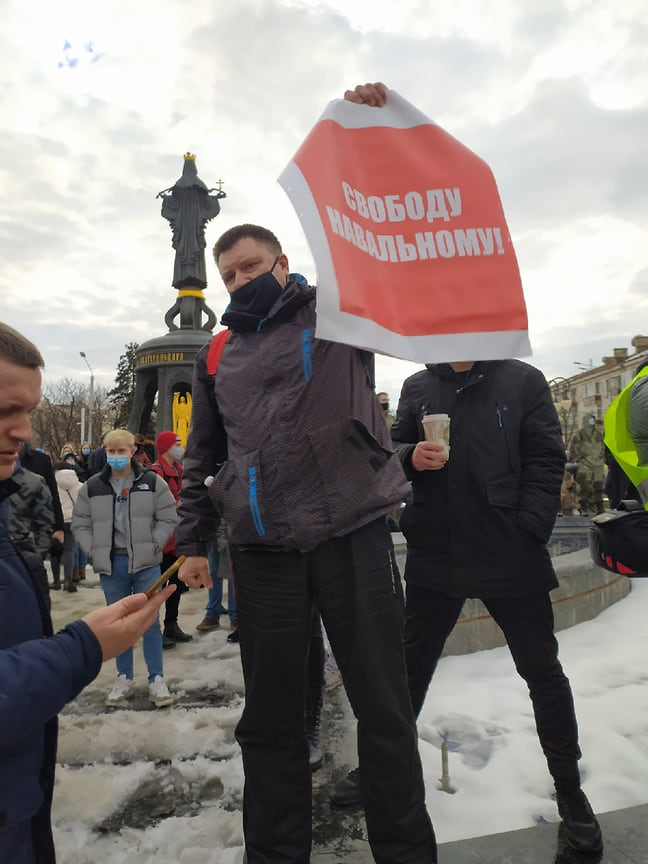 Сторонники Навального несли плакаты в его поддержку
