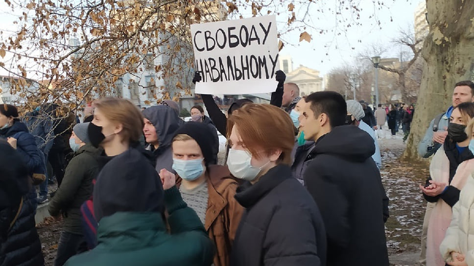 Плакаты протестующих в поддержку Навального