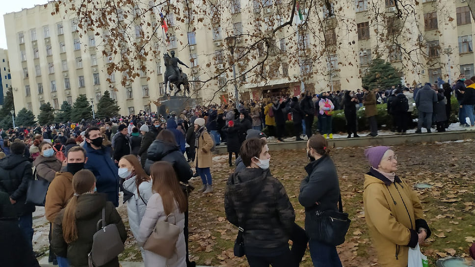 Люди собрались на площади у здания краевой администрации