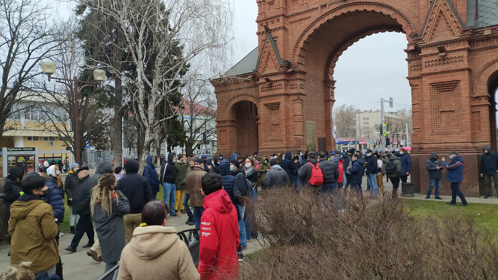 Протестующие собираются у Александровской арки