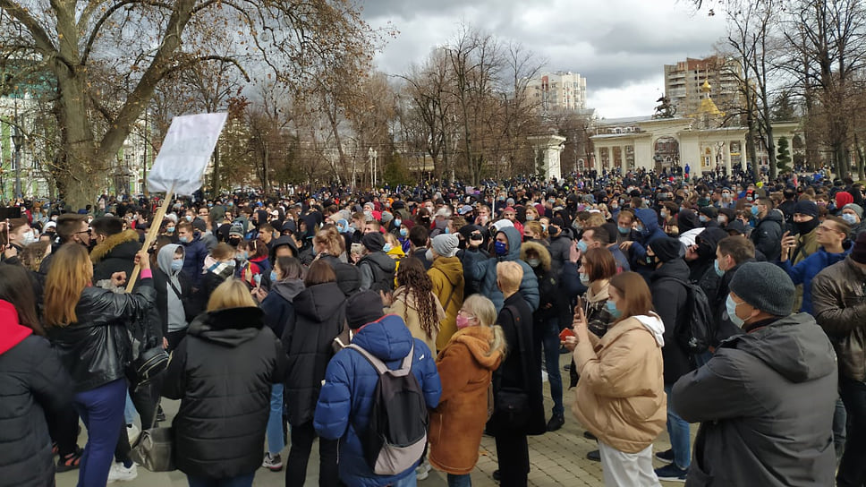 Люди собрались у памятника казачеству