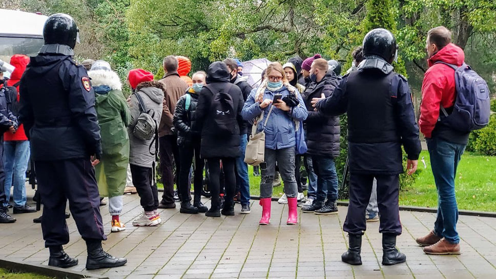 В Сочи полиция останавливала  прибывающих на площадь Искусств протестующих, проверяла у них  документы и задерживала