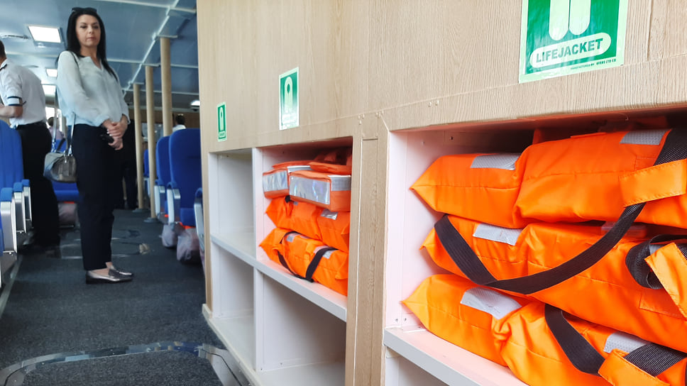 Катамаран обеспечен шестью спасательными плотиками вместимостью 50 человек каждый, а также спасательными жилетами по количеству пассажиров