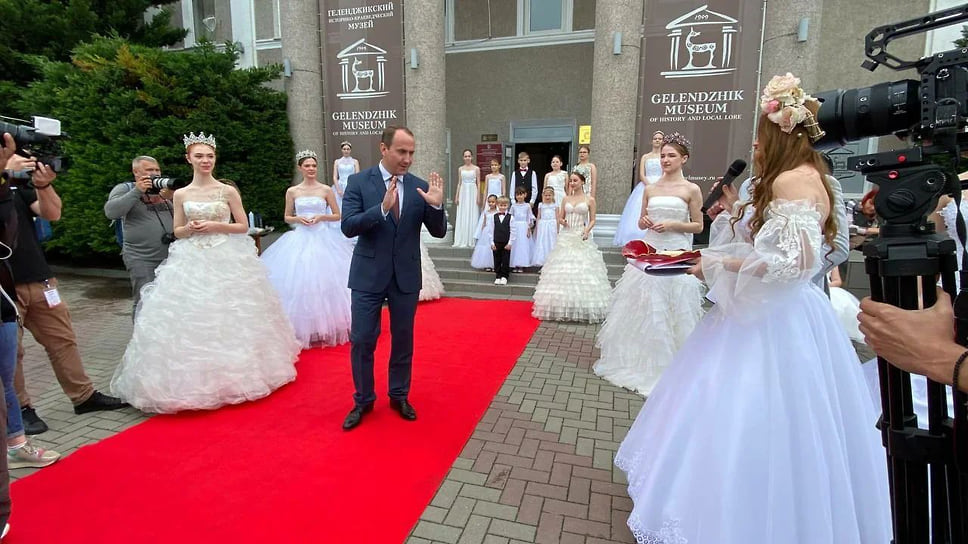 Глава Геленджика Алексей Богодистов посетил интерактивную программу «Белая невеста – символ красоты»