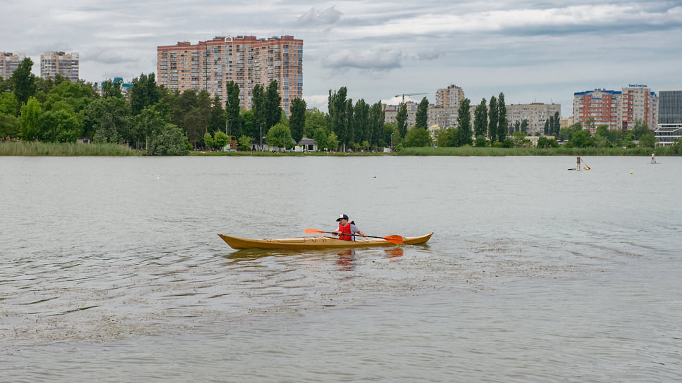 Мальчик на байдарке плывет по озеру Старая Кубань
