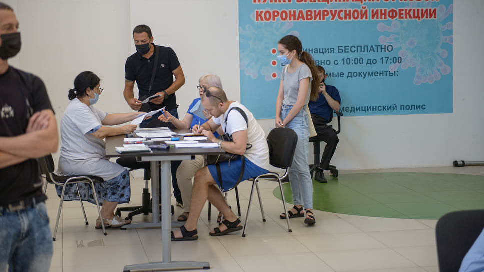 Краснодар, ТЦ «Красная Площадь». 30 июня, 13:00. Медицинские работники консультируют людей по заполнению форм