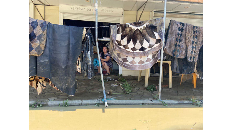 Лермонтово, 6 июля. Владельцы и арендаторы торговых палаток пытаются спасти свои товары