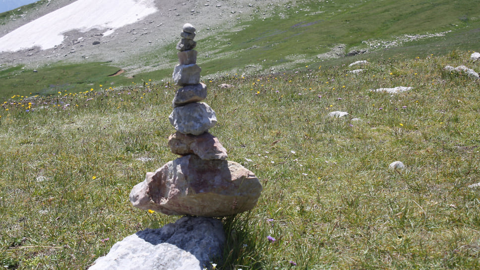 Тур — небольшая пирамидка из камней, указывающая туристам верный путь