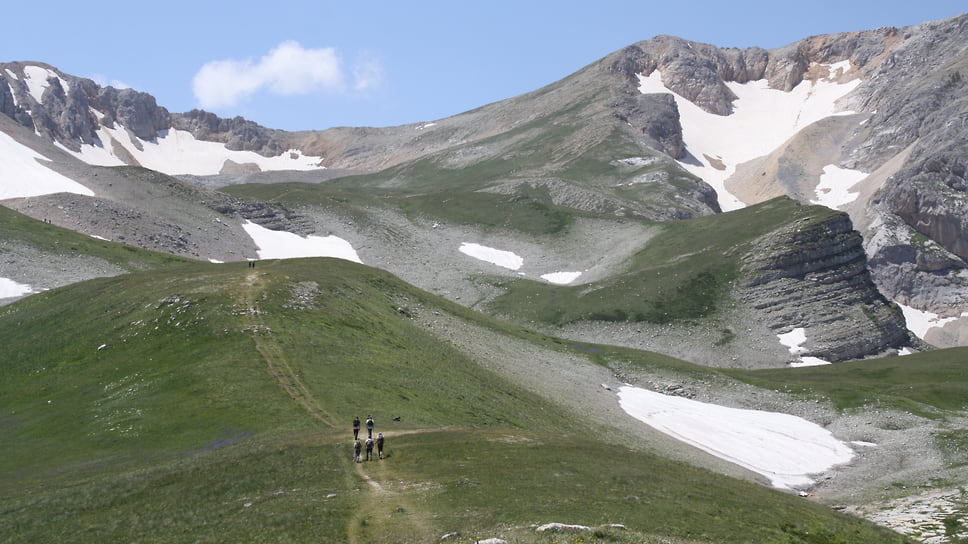 Туристы поднимаются на гору Оштен. Здесь даже в июле кое-где лежит снег