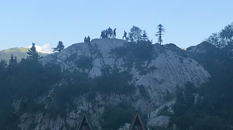 Туристы фотографируются на Фиштенке — так называется большой камень, который находится недалеко подножия горы Фишт