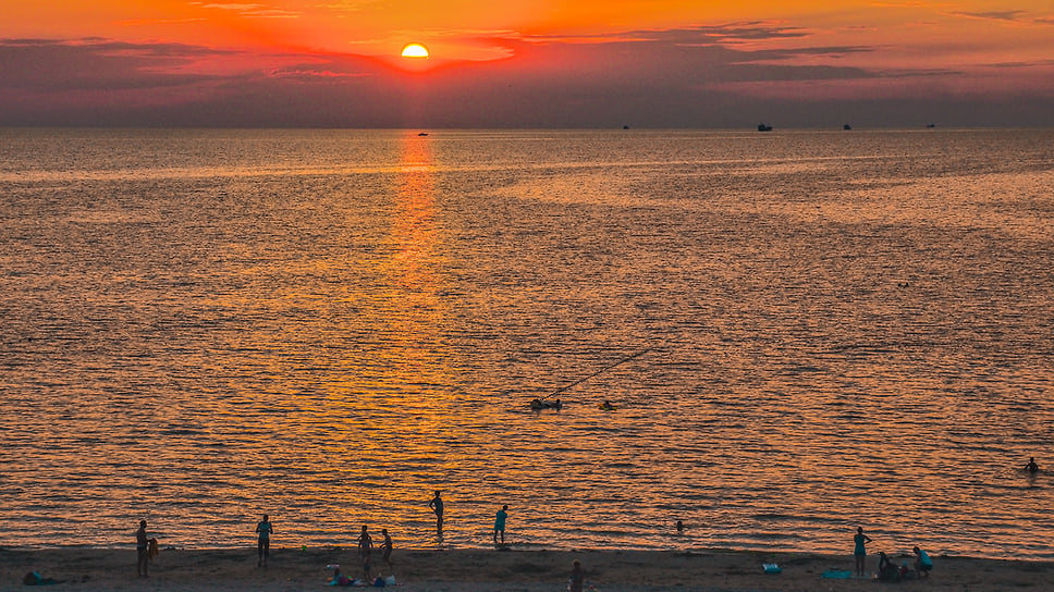 Закат солнца в Таганрогском заливе, город-курорт Ейск, побережье Азовского моря. Июль 2014 года