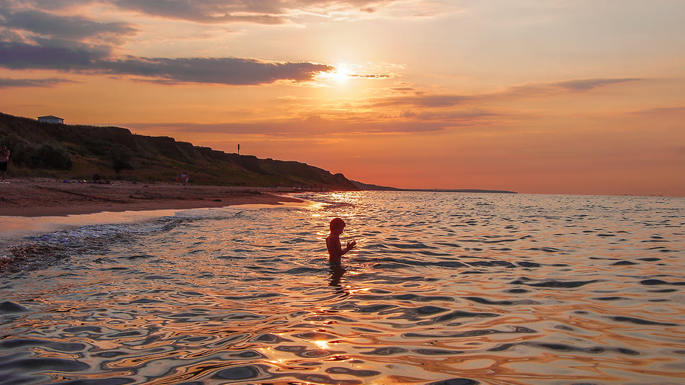 Закат солнца на Азовском море. Краснодарский край, Темрюкский район, берег моря поселке Пересыпь. Август 2011 года