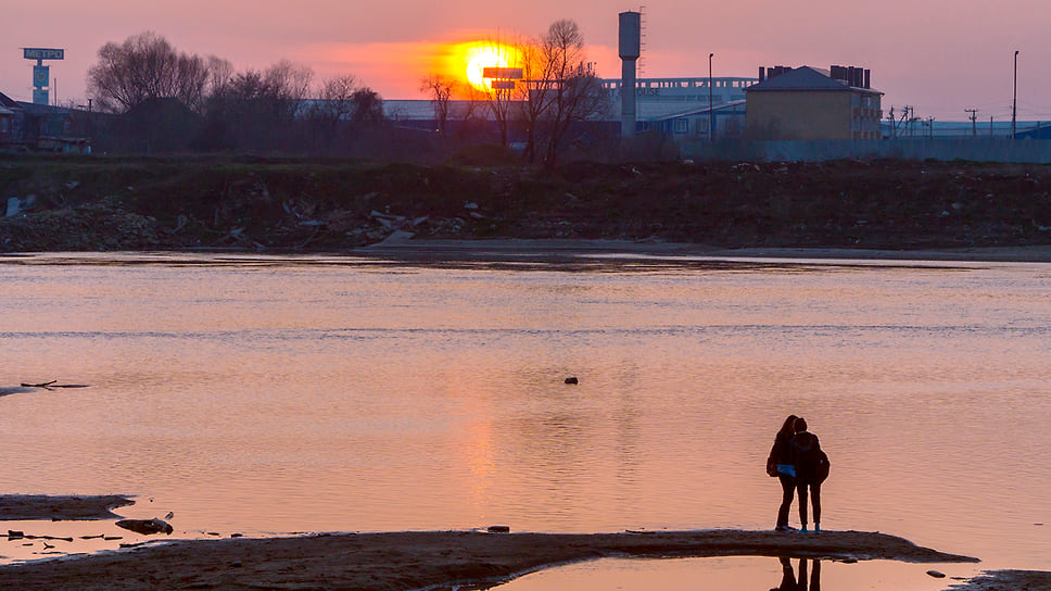 Закат солнца на берегу реки Кубань. Март 2016 года