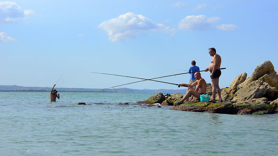 Рыболовы на самой крайней точке косы Тузла, Краснодарский край, Темрюкский район. Август 2011 года