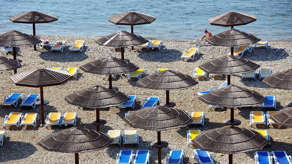 Пляж Золотая бухта на берегу Черного моря. Краснодарский край, город-курорт Анапа. Июнь 2014 года