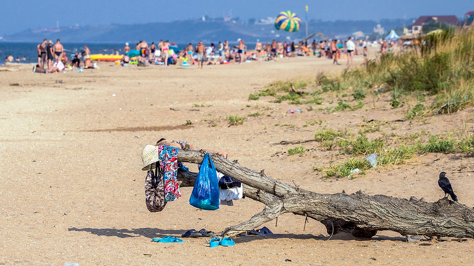 Импровизированная раздевалка на пляже Азовского моря. Краснодарский край, Темрюкский район, поселок Пересыпь. Август 2016 года