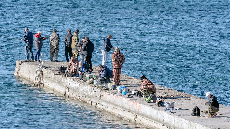 Рыболовы на пирсе в пос. Кабардинка. Ноябрь 2018 года