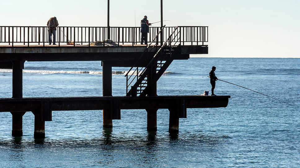 Рыболовы на пирсе, поселок Джанхот. Берег Черного моря. Ноябрь 2018 года