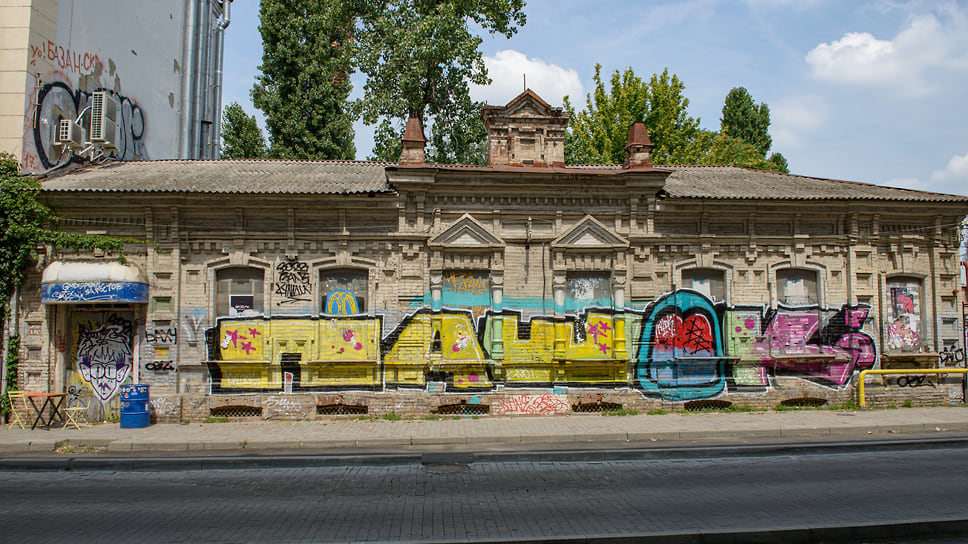 Стены и заборы в районе ул. Чапаева, 85 рядом с ул. Красной