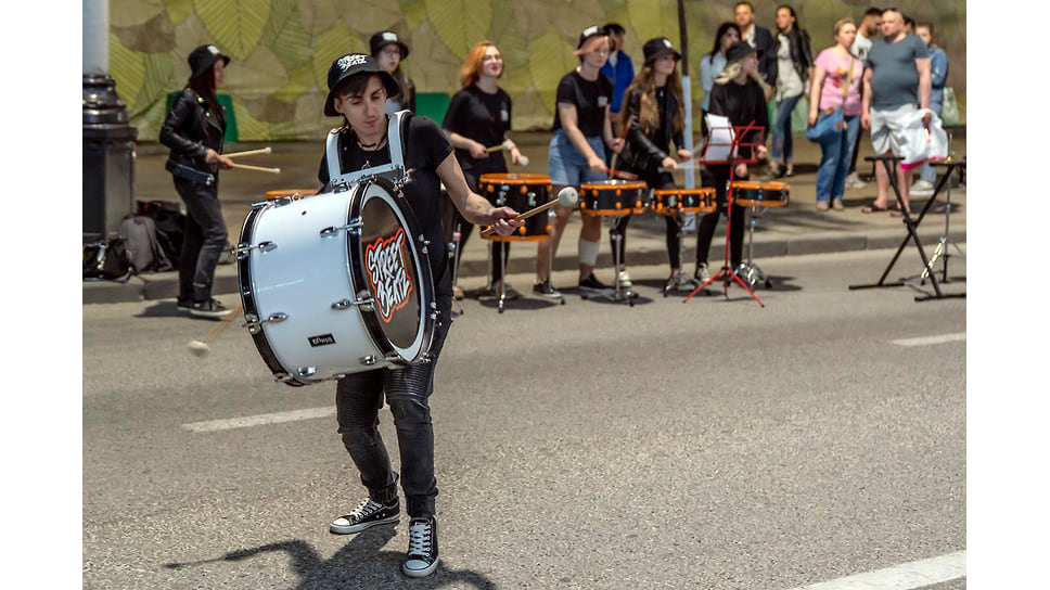 Солист группы «Уличные барабанщики». Апрель 2019
