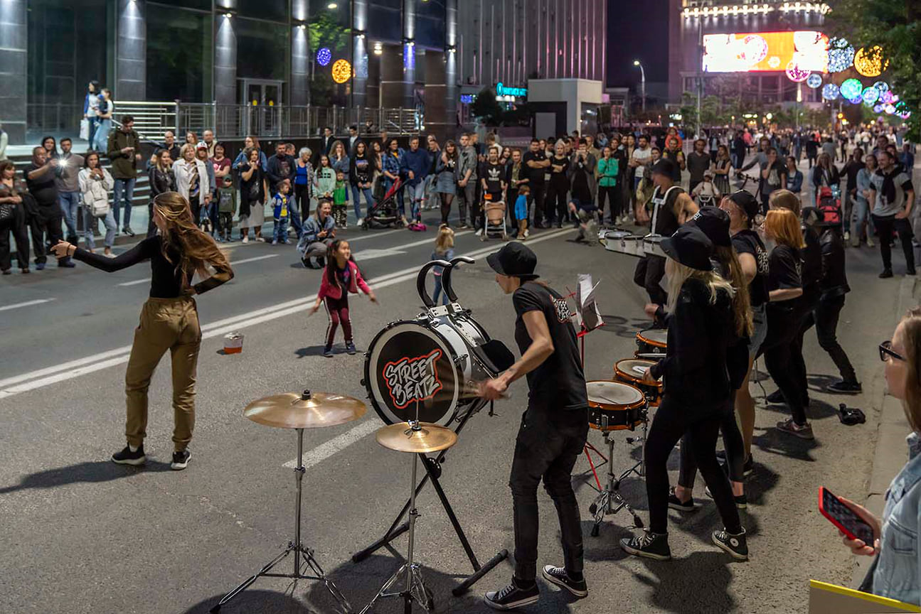 Концерт группы «Уличные барабанщики» для гостей и жителей города. Апрель 2019