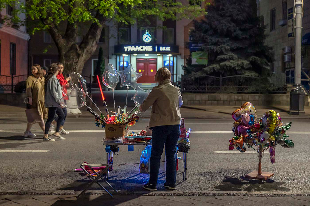 Вечер выходного дня на улице Красной. Продавец детских игрушек. Апрель 2019

