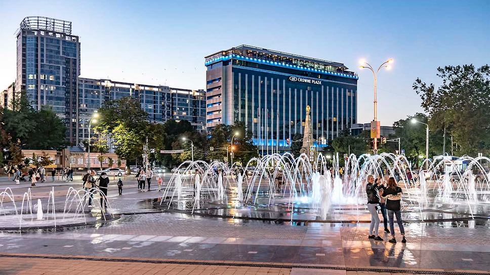 Вечер выходного дня на улице Красной. Горожане у фонтана на Главной городской площади. Сентябрь 2021