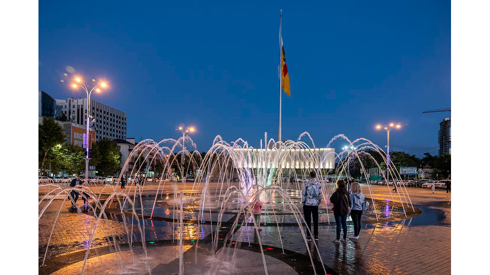 Вечер выходного дня на улице Красной. Горожане у фонтана на Главной городской площади. Сентябрь 2021