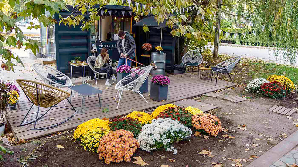 Осеннее убранство и немногочисленные посетители кафе у входа в парк Победы. Середина октября 2021 г.