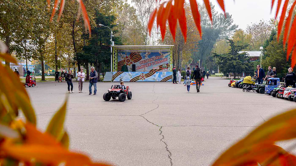 На центральной площади парка имени 30-летия Победы. Середина октября 2021 г.

