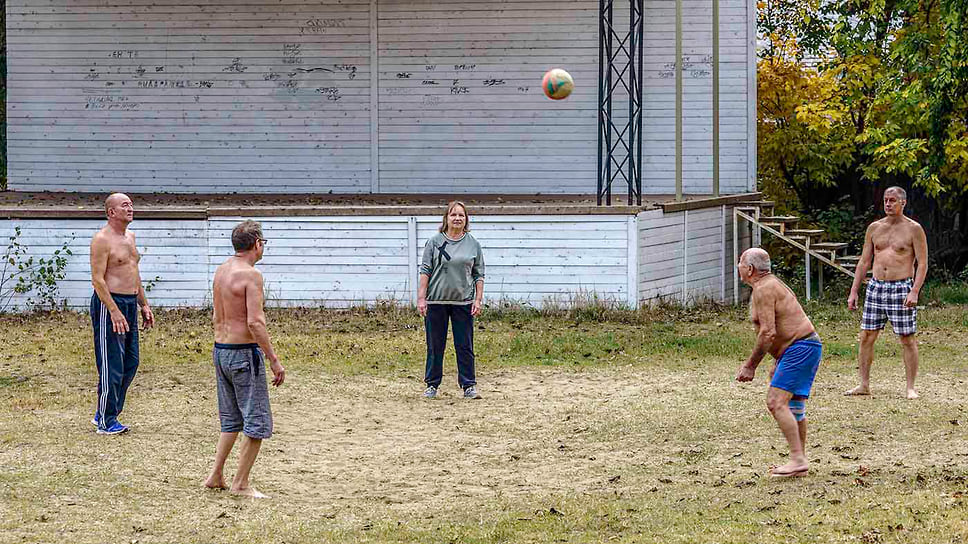 Волейбольная баталия на песчаном берегу Затона реки Кубань. Середина октября 2021 г.
