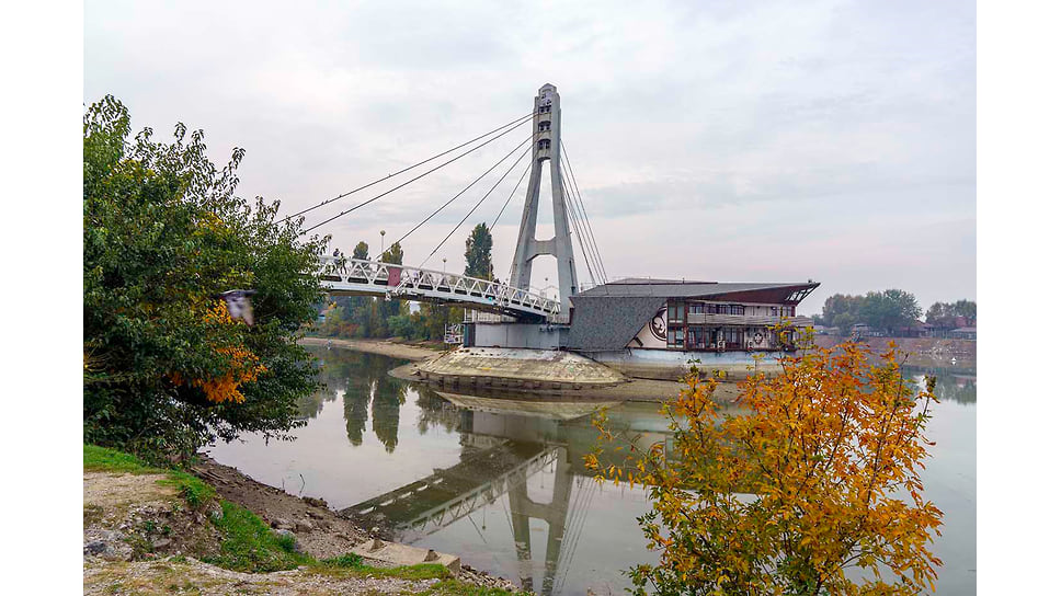 Мост Поцелуев под осенним небом. Середина октября 2021 г.
