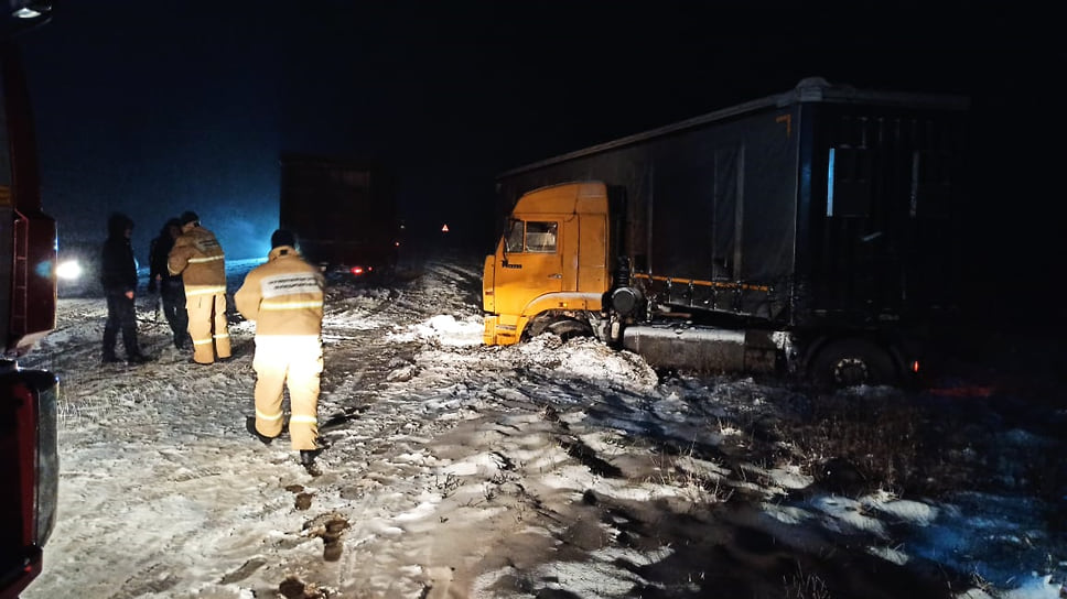 Из-за снега и гололеда на трассе в районе Курганинска грузовик, груженый комбикормом вынесло в кювет