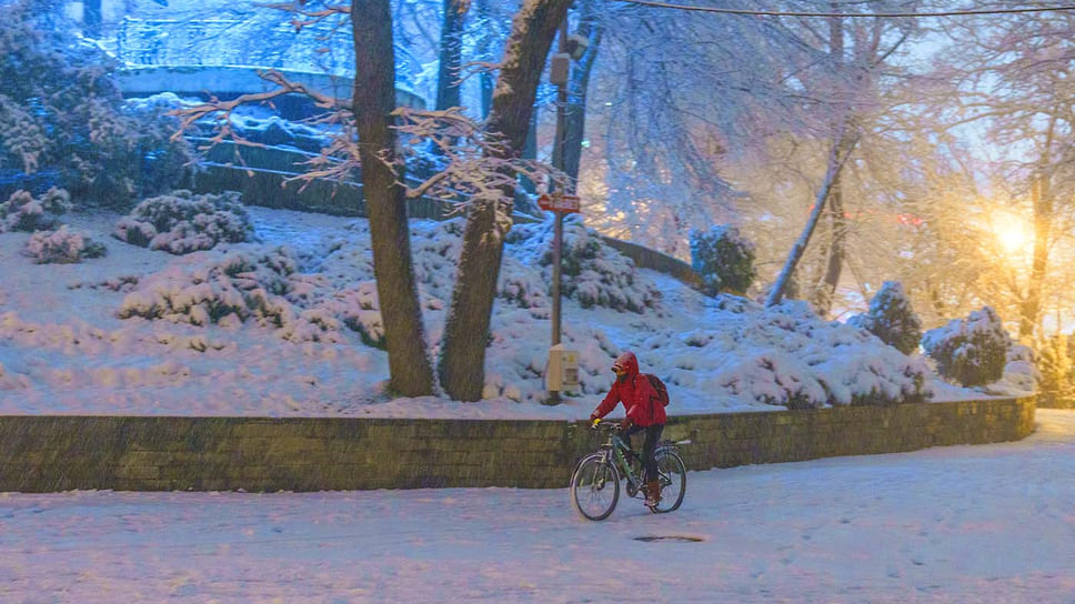 Парк Городской сад. Снег велосипеду не помеха
