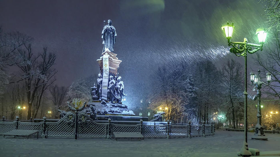 Памятник Екатерине Великой во время снегопада
