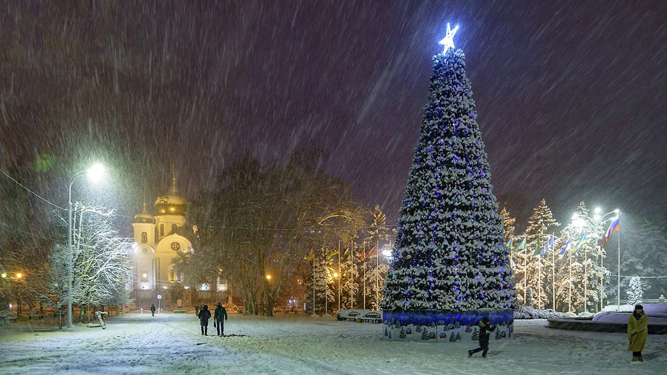 Снегопад на площади перед ЗСК и Собор Александра Невского
