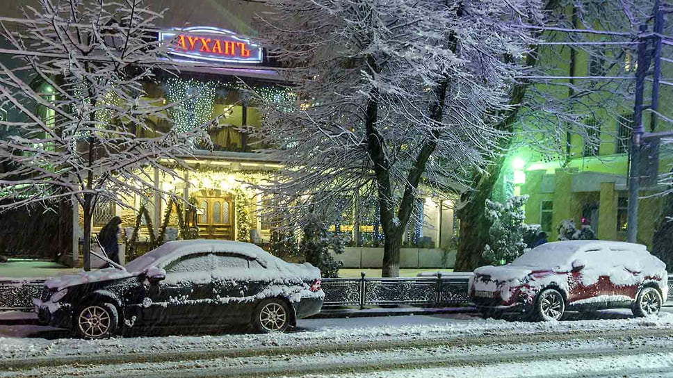 Автомобили в снегу на улице Красной
