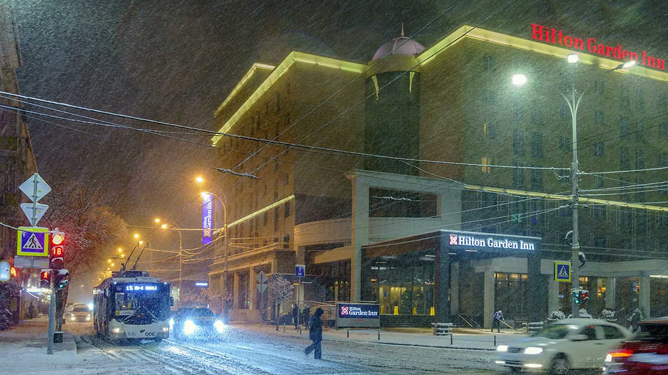 Здание отеля Хилтон на перекрестке Красной и Мира
