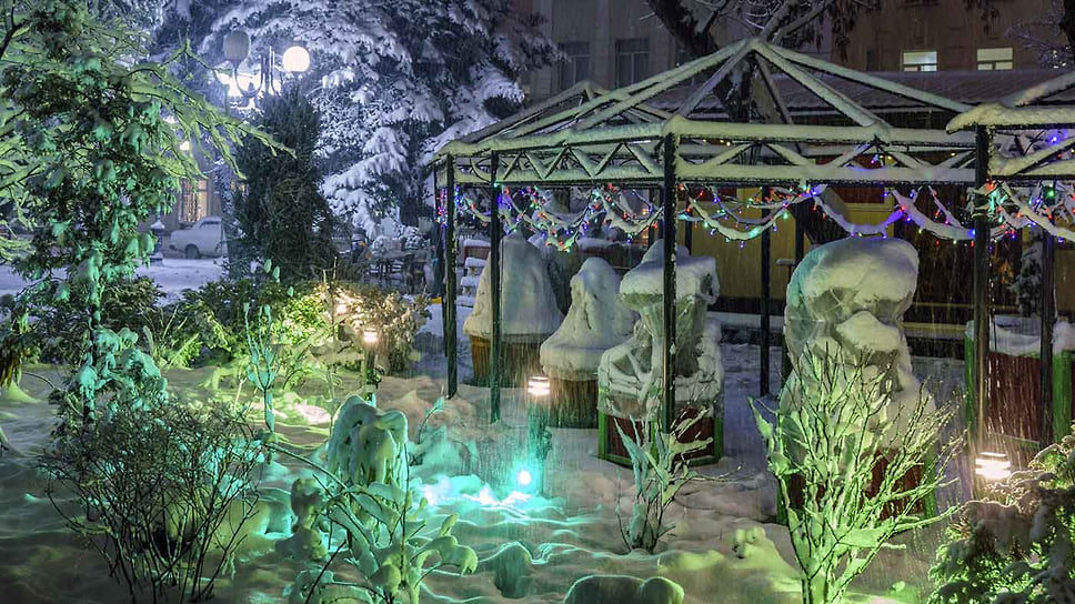 Заснеженная клумба у кафе
