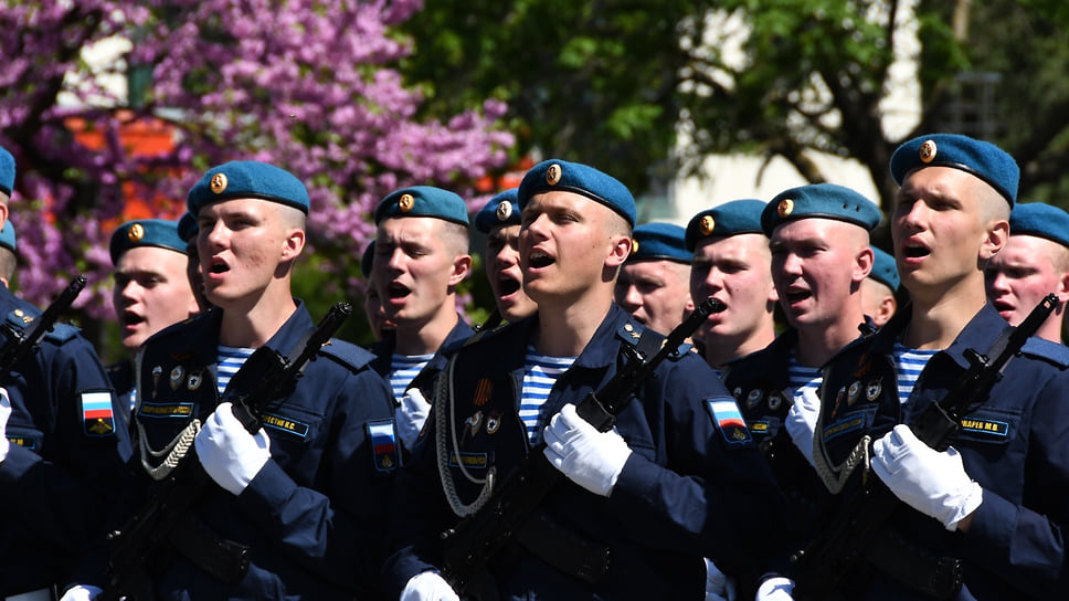 В параде в Новороссийске приняли участие около 2 тыс. военных
