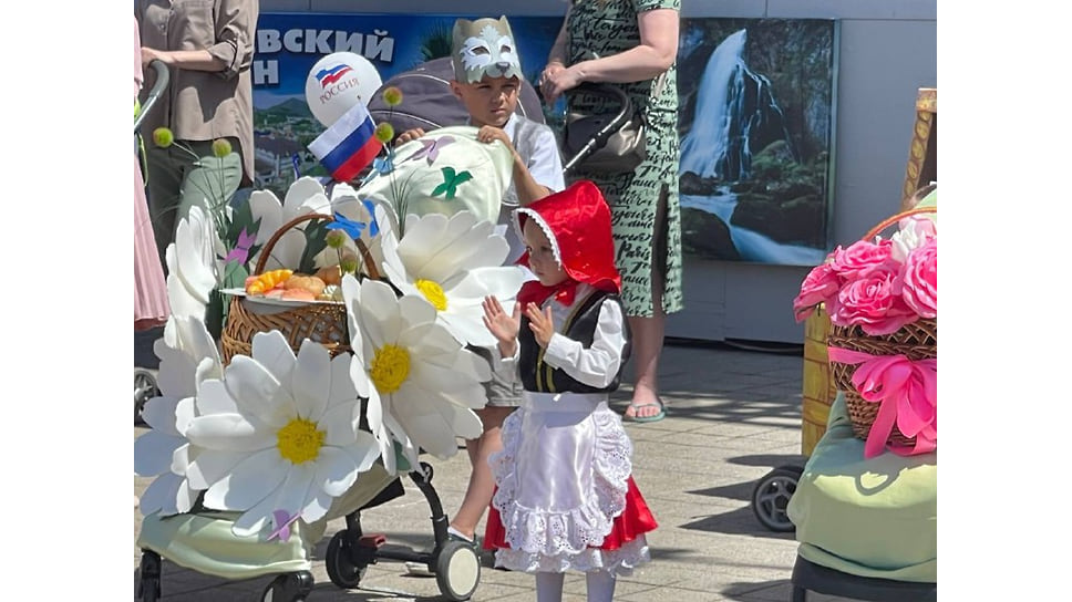 В Сочи провели парад колясок
