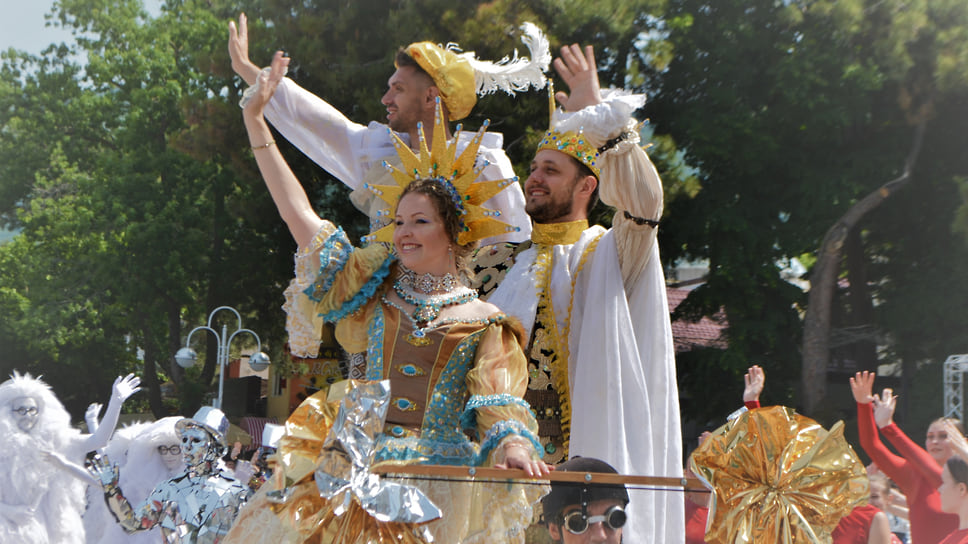 Праздник открыли Король и Королева карнавала на Центральной площади
