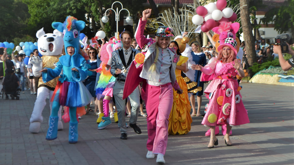 В этом году карнавалу в Геленджике исполняется 83 года - первое шествие состоялось 12 июня 1939 года
